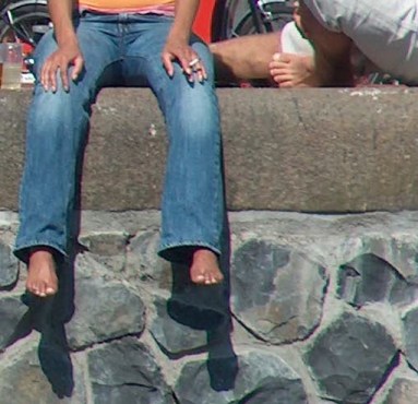 people-sitting-on-a-quay-amst-1562809 (2)